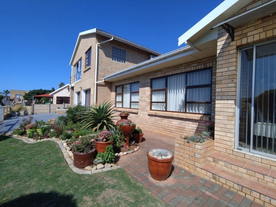 5 Bedroom Property for Sale in Wavecrest Eastern Cape